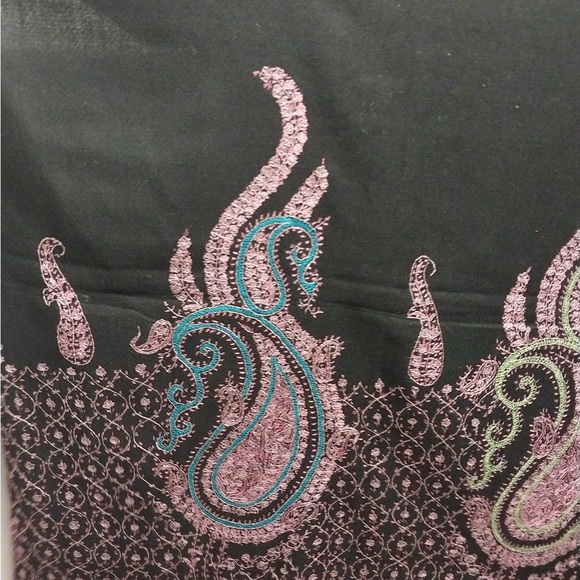 Elegant Black Paisley Embroidered Shawl - Picture 2 of 3